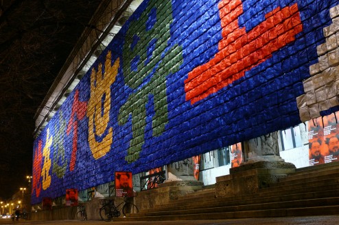 Ai Weiwei, Remembering, 2009, nylon backpacks, Installation in the Haus der Kunst, Munich, Photo by Mar.tin, Creative Commons Attribution License via Flickr.